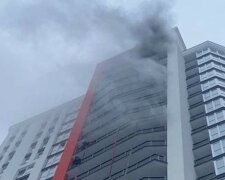 Пожар разгорелся в высотке Киева, фото: «с 13 по 23 этажи…»