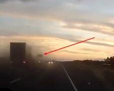 На Одесской трассе грузовик на большой скорости развалился на части: жуткое видео с места