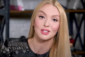 "Девка 17-летняя": Оля Полякова сразила наповал видом в коротком черном платье и цепях