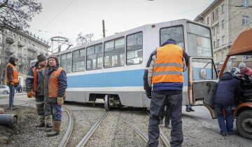 В центре Днепра трамвай сошел с рельсов: кадры с места ЧП