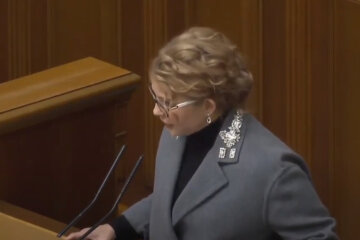 "Тюнинг не позволяет?": помолодевшую Тимошенко поймали за непозволительным поведением в Раде, фото