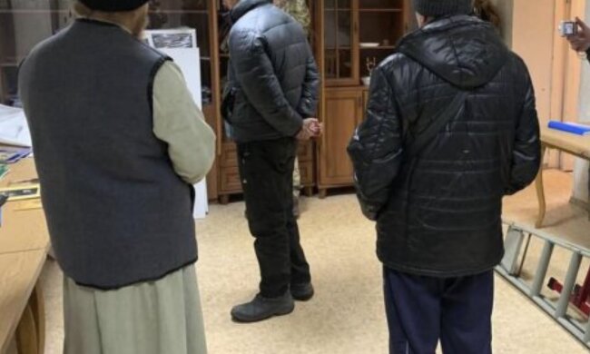 Священик вирішив "провчити" школярку, яка рвала черешні біля храму: йому загрожує 5 років
