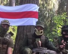 Силовики Лукашенко задержали в лесу подростков, видео: "нашли украинскую символику"