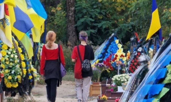 Неповнолітні спаплюжили могии українських захисників: дорослих не боялися і поводилися агресивно, фото