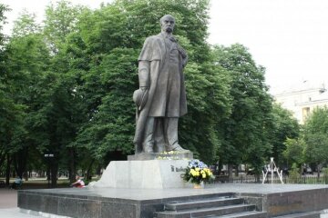 В оккупированном Луганске пенсионерка возле памятника Шевченко зачитала его стих: местные жители реагировали агрессивно (видео)