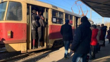 В Харькове мужчина безумным способом обошел "лимит 10-ти" в транспорте: кадр отчаяния