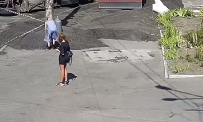 У Дніпрі фура з продукцією потрапила в ДТП, кадри: перехожі підходять "пригощатися"