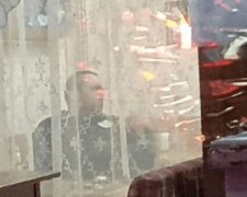 "Устроил дебош и постоянно крестится", видео: что известно о мужчине, захватившем кафе в Киеве