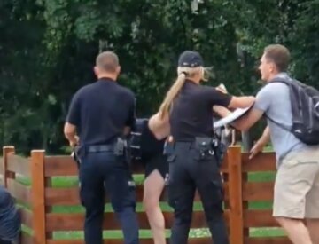 Випивша жінка затіяла бійку з поліцейськими, відео: не могли "скрутити" вчотирьох