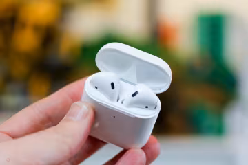 Apple AirPods 2 в использовании