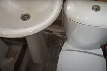 Вещи, которые никогда нельзя смывать в унитаз