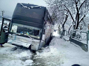 На Львівщині перекинувся автобус із 20 футболістами, фото з місця ДТП