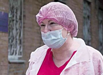 "Вижила з 70% ураження легень": 55-річна медсестра за час пандемії жодного дня не була у відпустці