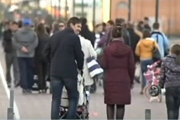 пенсии, зарплаты, декрет, украинцы, семья с коляской, скрин