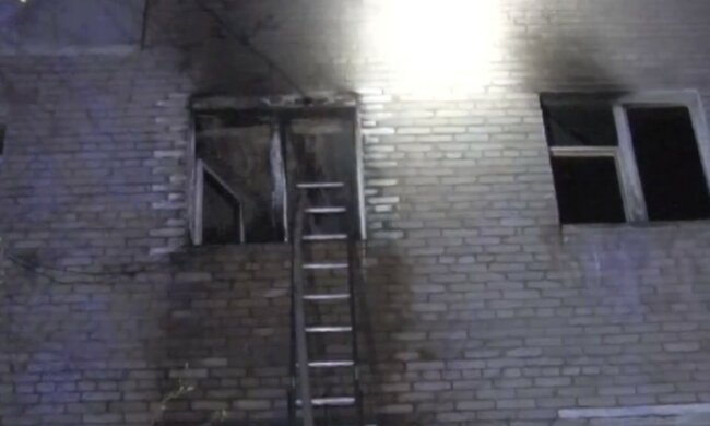 Масштабна пожежа охопила багатоповерхівку у Львові: у квартирах опинилися діти