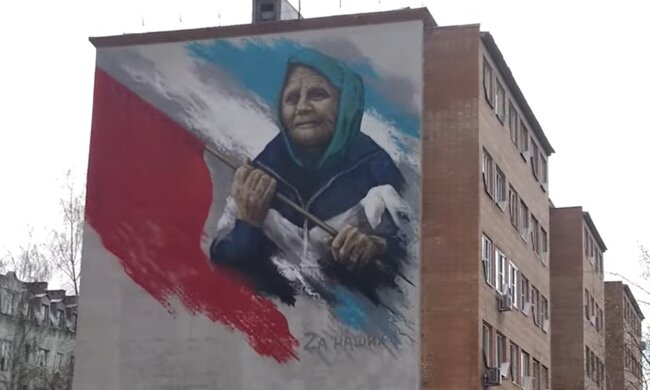 "Дуже паршиво": "бабуся з прапором" через росіян втратила дім і висловила, що думає про війну