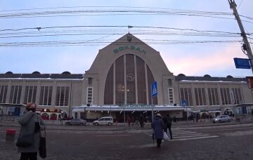 НП на центральному вокзалі в Києві: прямо біля входу обірвалося життя людини, відео з місця