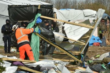 Мигранты из разрушаемого лагеря в Кале создают новые в окрестностях города (фото)