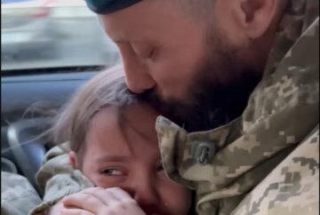 "Я так боялась отпускать папу": прощание девочки с отцом военным сняли на видео, щемящие кадры
