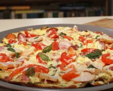 Як витратити час на кухні з користю: швидкий рецепт піци-омлету з ковбасками