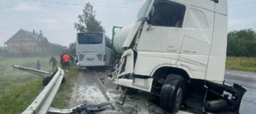 Трагедія на трасі Київ-Чоп: автобус із 70 пасажирами зіткнувся з вантажівкою, подробиці