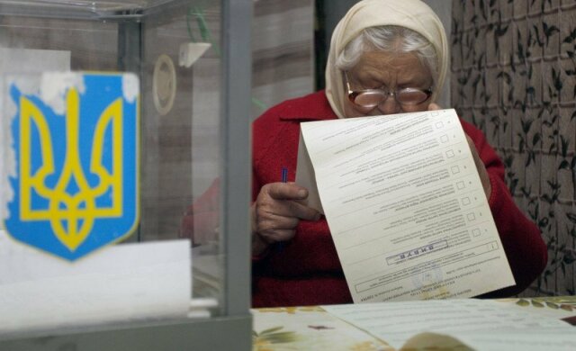 Выборы уже на носу, политики пустились во все тяжкие и завалили украинцев пиаром: «Нам скармливают полное д*рьмо»