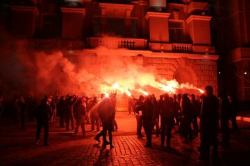 »Азов» прошелся маршем с факелами по Харькову (фото, видео)