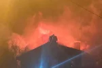 Потужна пожежа палає в центрі міста, вогонь перекинувся на сусідні будівлі: перші кадри НП