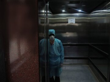 Правила поездок в лифте кардинально изменились для украинцев: что теперь нельзя делать