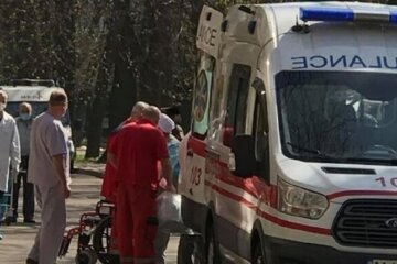 Десяток тяжело больных людей привезли спецсамолетом в Одессу: известны подробности и кадры