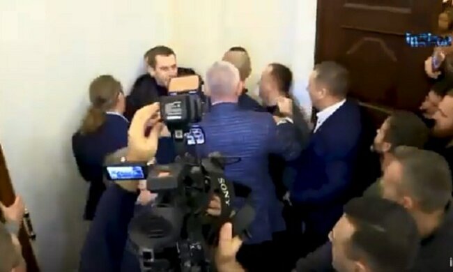 Мордобій влаштували нардепи на засіданні, в мережу злили відео: «Такого Рада давно не бачила»