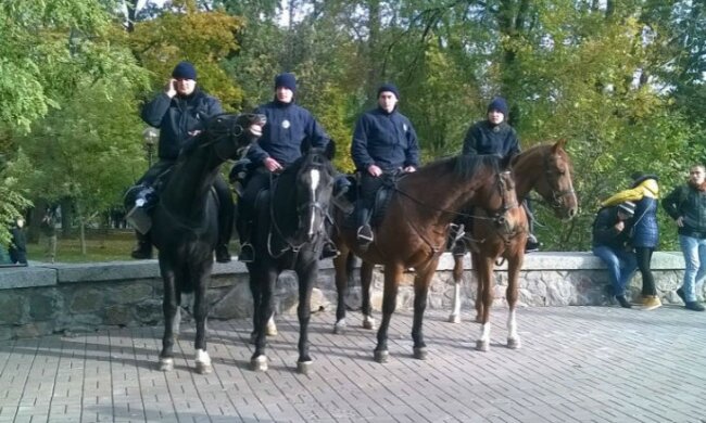 Конная полиция вышла на улицы Киева (фото)