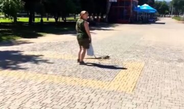 "Динозавры на районе": в Харькове женщина выгуливала необычное животное