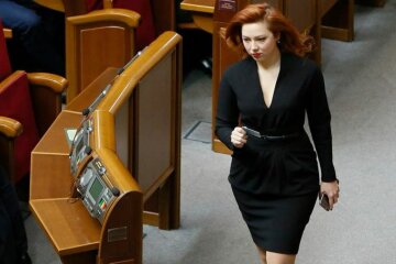 Соратницу Тимошенко застукали в Раде с неприличным аксессуаром, фото: "По богатому"