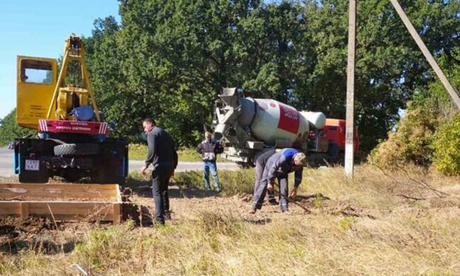 В Харьковской области устанавливают скульптуру огромного петуха: фото и детали решения