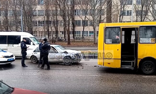 В Одесі маршрутку з людьми вдарив Мерседес, приїхала швидка: відео з місця події