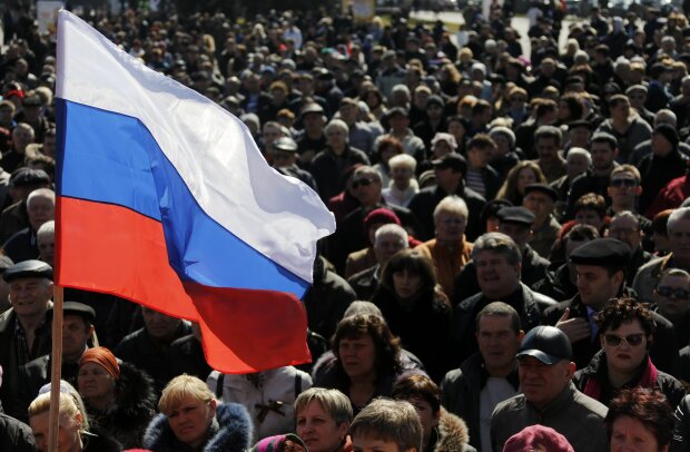 флаг рф россия митинг протест россияне