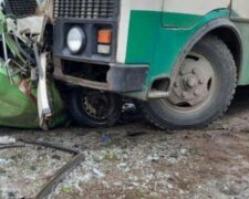 Автобус розчавив авто з людьми на Харківщині: фото і деталі трагедії