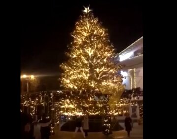 Головна новорічна ялинка впала прямо в центрі українського міста, з'явилося відео: "Це дуже поганий знак"