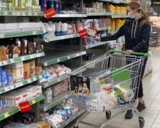 Ризатдинова уселась на шпагат прямо в супермаркете, похваставшись телом: "Могу и не разогнуться"