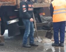 "Посыпаем кирпичами": под Киевом дорогу решили починить "новым методом", кадры