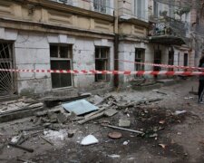 Шматок фасаду обрушився на голови перехожих в центрі Одеси: кадри інциденту