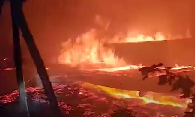 Пожежа спалахнула на базі відпочинку під Одесою: відео НП