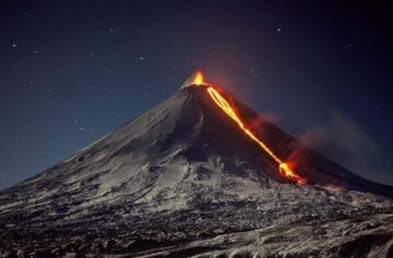 "Наблюдается мощное свечение": опасный вулкан проснулся в России, кадры огненной стихии