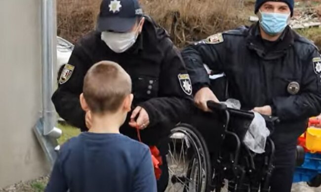Мальчик пришел в полицию и умолял разыскать святого Николая: просил инвалидную коляску для брата