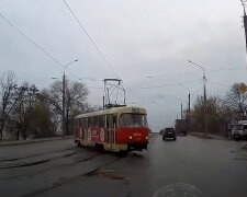 Трамвай сошел с рельсов и едва не зацепил авто: видео "дрифта" в Харькове