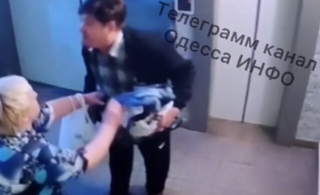В Одесі сусід кидається на жінок біля ліфта: неадекватна поведінка потрапила на відео