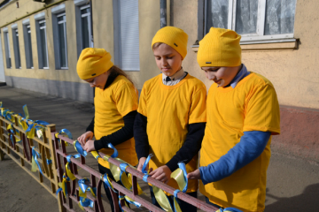2019-03-05 14_42_43-В школе, где учился Андрей Эйдер, устроили флешмоб в поддержку пленных военных м