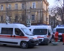 "Спасите сына, я на коленях вас прошу": ковидные больницы трещат по швам, украинцы в отчаянии