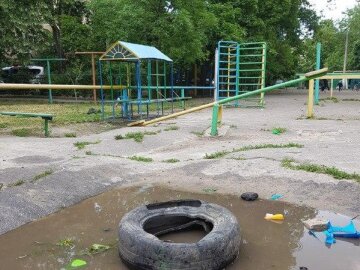 "Угрожает жизни": жители Одессы показали опасную детскую площадку, фото
